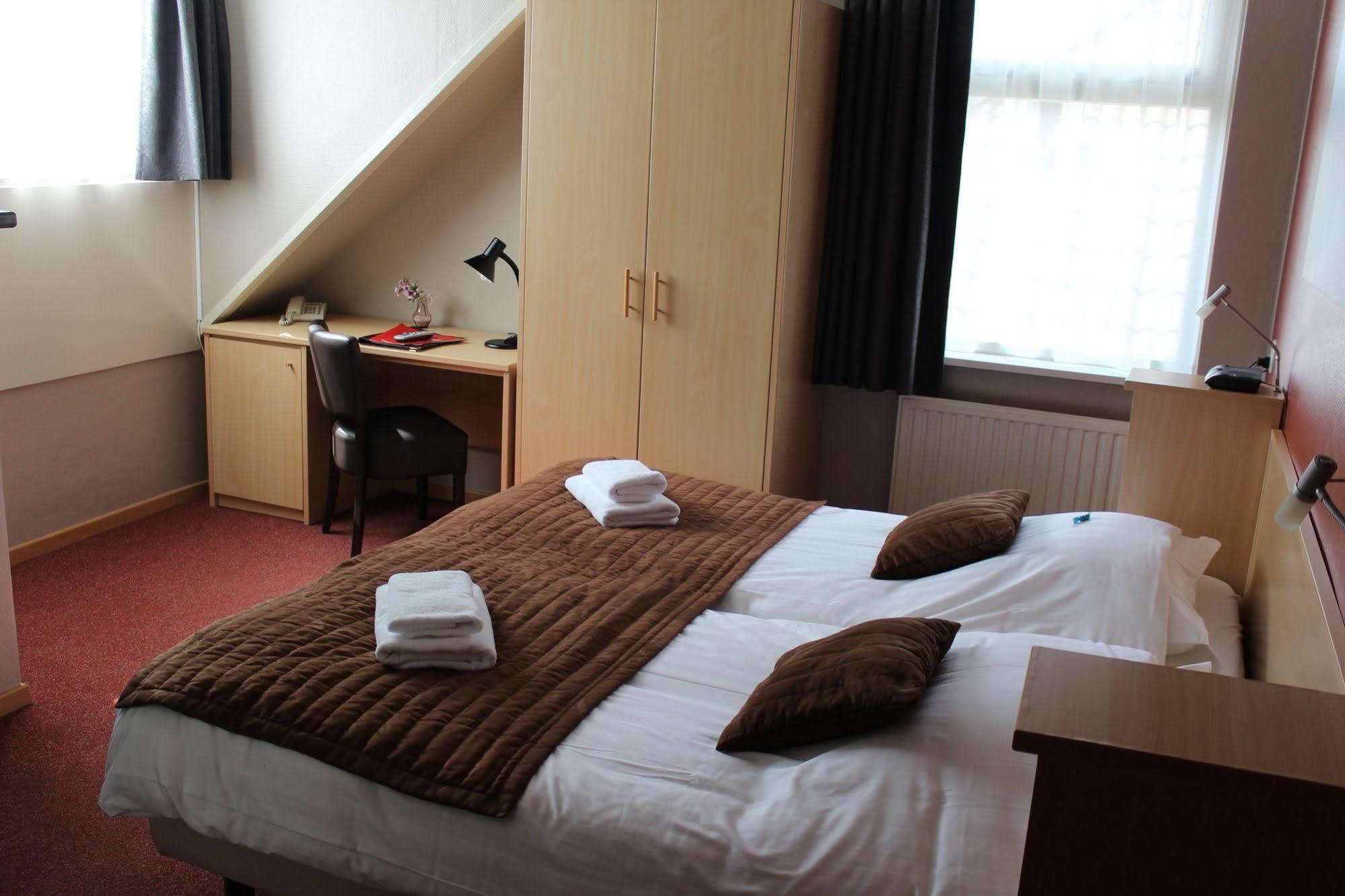 Hotel Restaurant 'T Klokje Ренесе Екстериор снимка